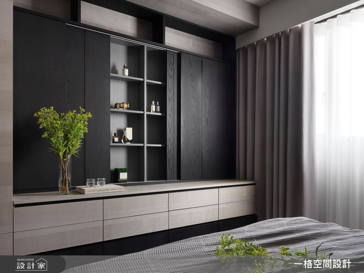 主臥櫃體以活動式門片設計,便利屋主的生活機能。 主臥櫃體以活動式門片設計,便利屋主的生活機能。