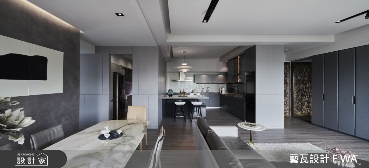 廚房以雙向動線連結內廚房與中島外廚，大幅增加空間的使用彈性。