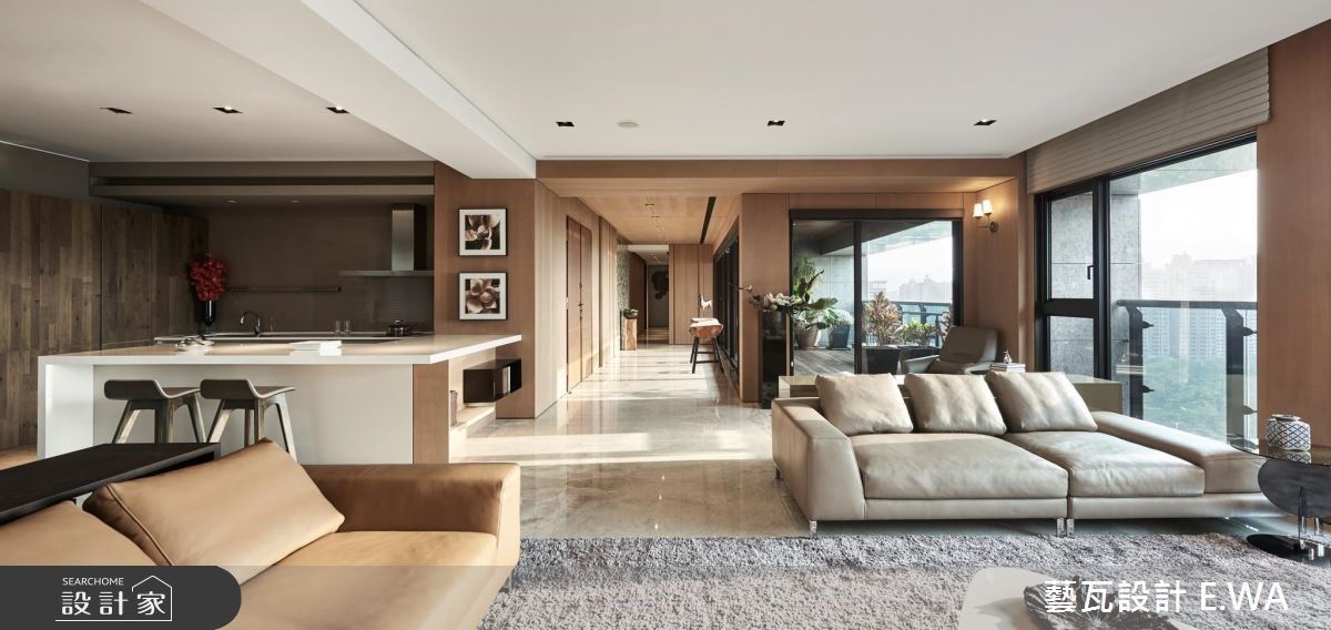 客廳搭配兩座大型低矮度沙發，營造舒適放鬆的度假氛圍。