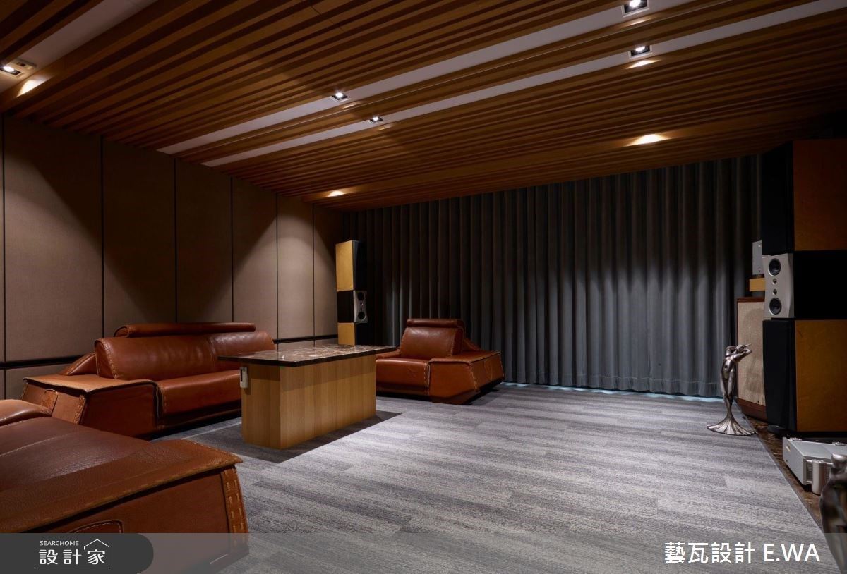 視聽室選用皮製沙發搭配燈光設計，詮釋高級訂製的專屬空間。