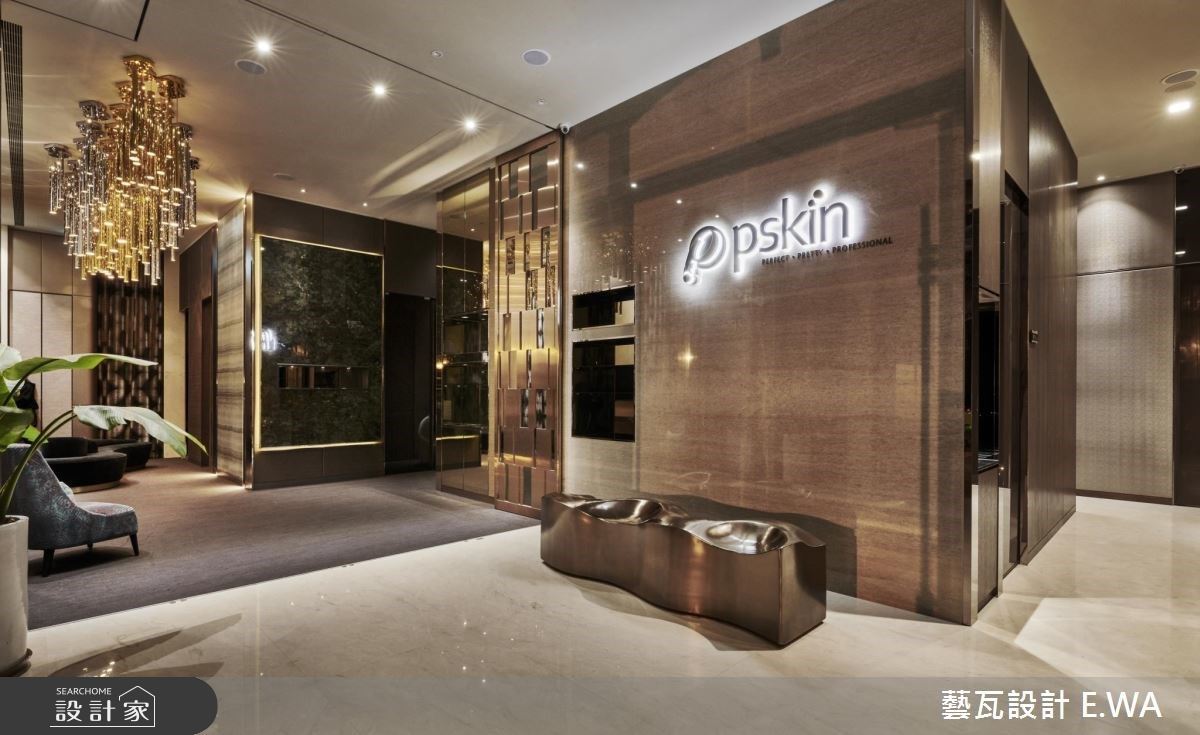 迎賓大廳以鈦金屬搭配大理石，鋪陳奢華精緻的空間氛圍。