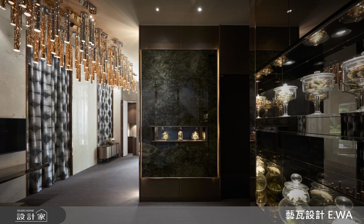 天花板上以金屬管狀排列的燈飾相互輝映，調和出華麗的空間質感。