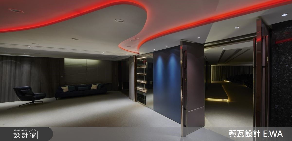 天花板以流動造型輔助燈光設計，增加空間的律動感，並導引視覺動線。