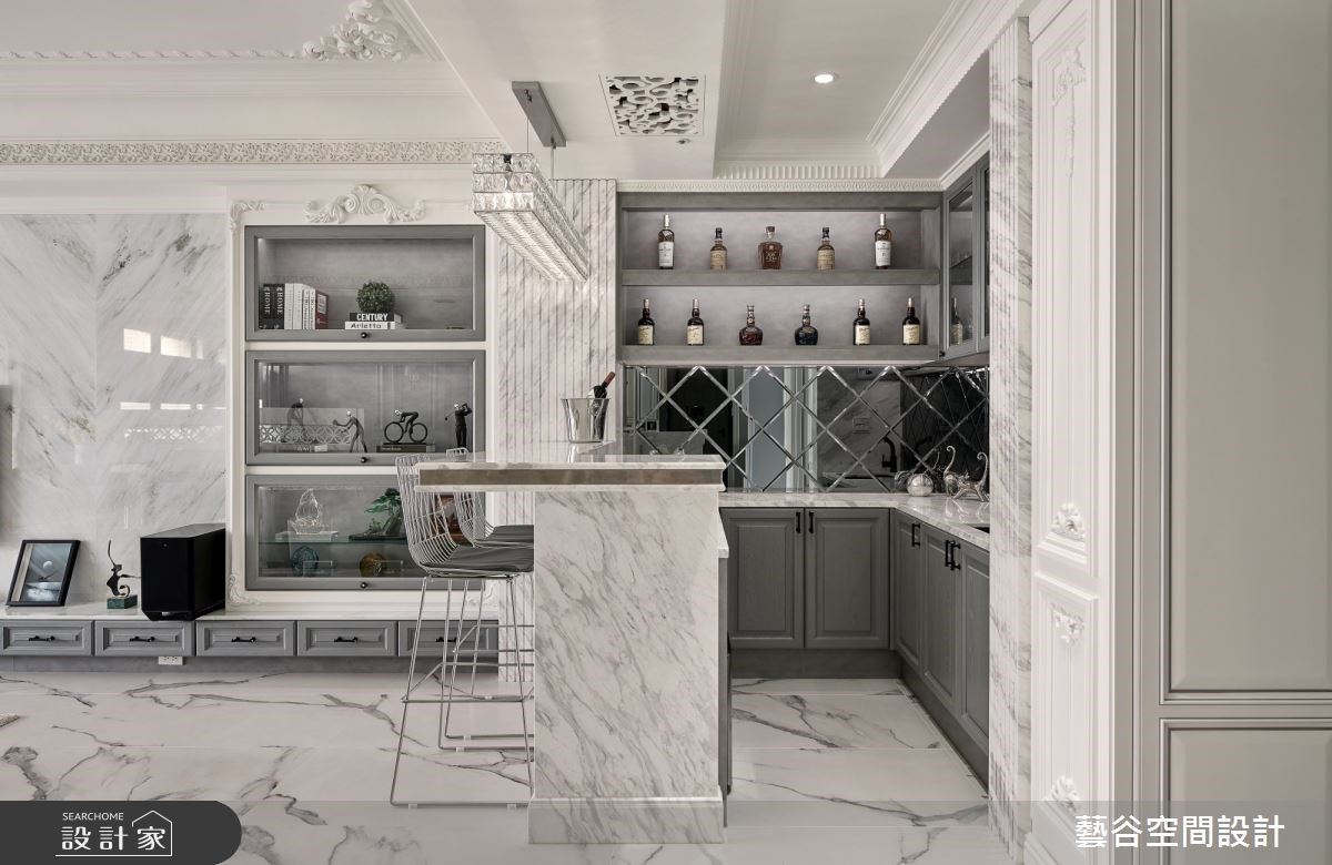吧檯以銀狐大理石搭配鏡面設計，創造精緻的品酒場域。