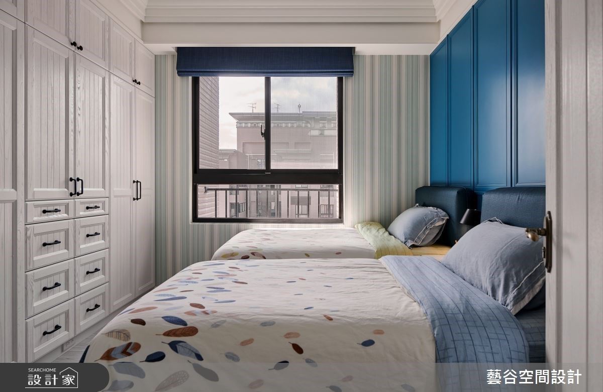 小孩房以牛仔藍譜畫床頭背牆，創造青春活潑的空間表情。