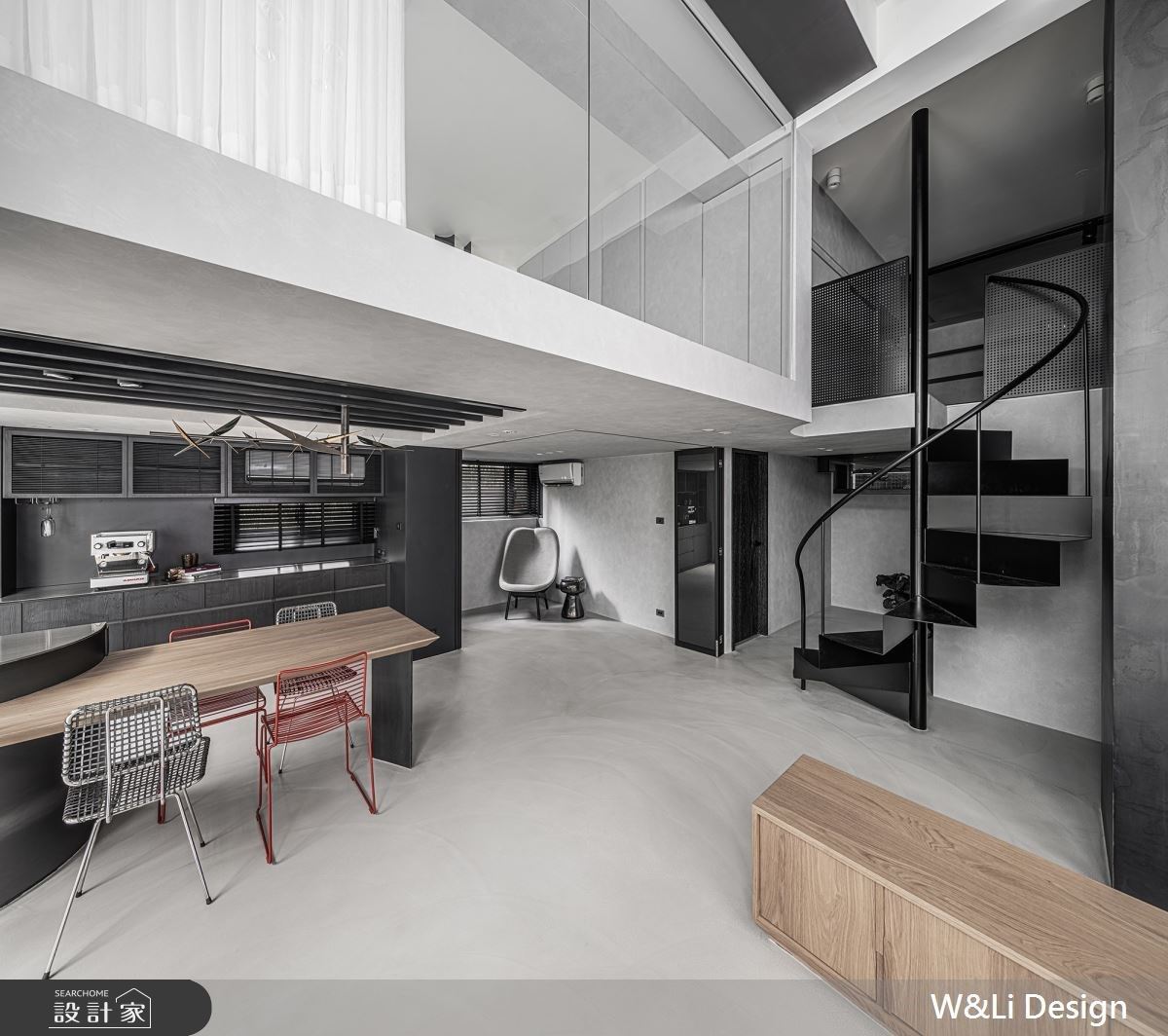 通往 2 樓主臥空間以鐵件旋轉樓梯延伸視覺感受，在錯落的階梯間光線隱約穿梭，更為梯廳空間營造有趣的視覺端景。