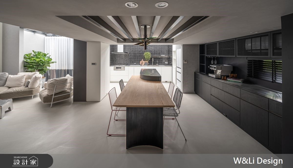 中島檯面採弧線造型，平衡空間中的線條比例；銜接餐桌的設計滿足親友聚會需求，營造精緻的用餐氛圍。