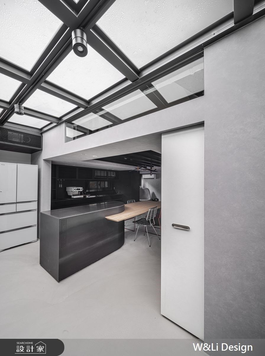 廚房鐵皮天花改以強化玻璃鋪陳，大幅改善老屋光源問題，展現陽光宅概念。