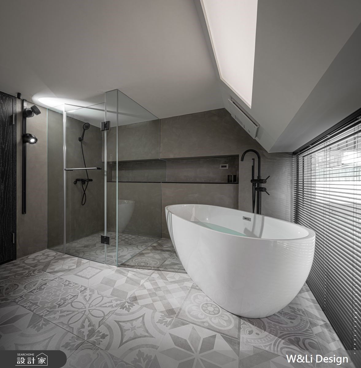 主浴牆面設計內凹檯面增加物品擺放空間，提升小空間的機能性。