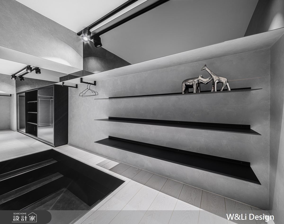 更衣室廊道運用灰鏡放大空間感，樑柱下方則設計掛衣桿，打造時髦展示間。