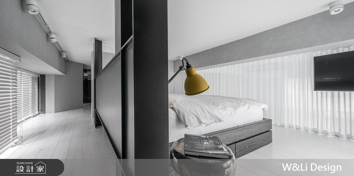 主臥床頭運用鐵件設計呈現現代端景，同時讓空間感輕量化。