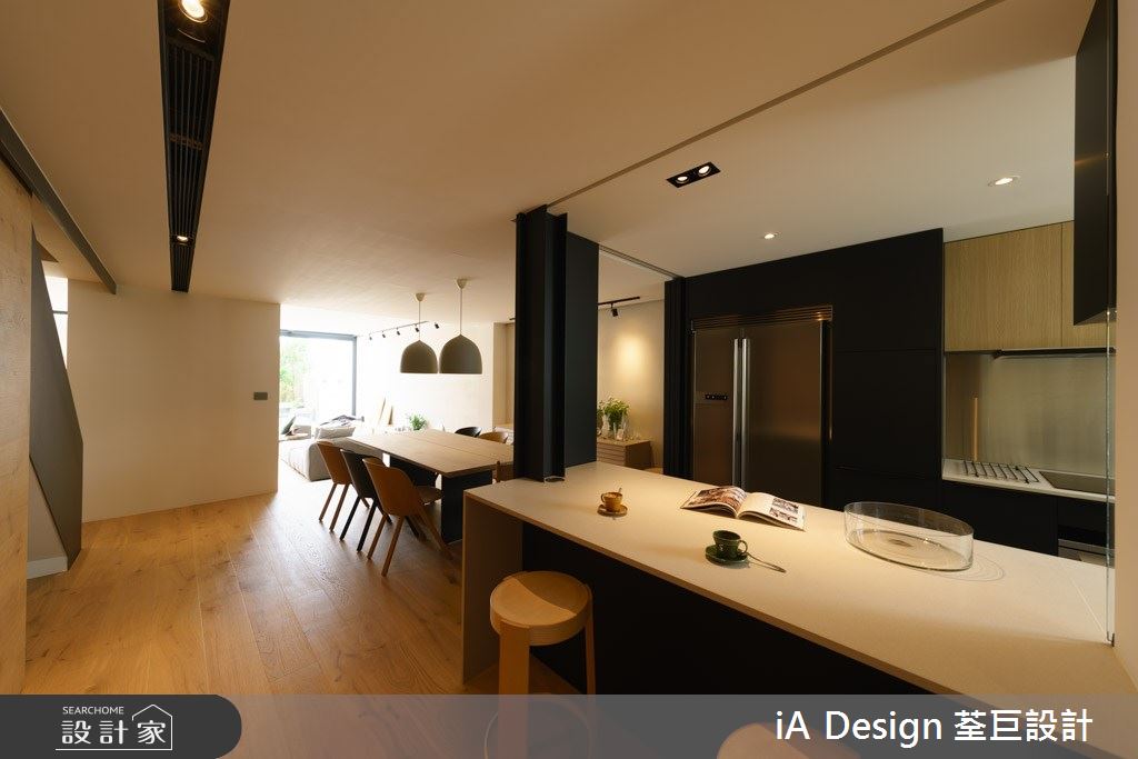 廚房以深色做為視覺端景，營造用餐精緻氛圍。