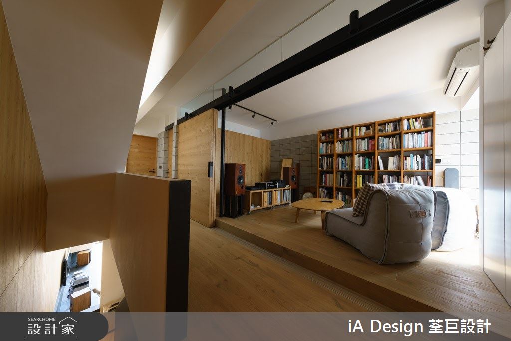 視聽室以木板拉門增加空間彈性度，供屋主依需求調整開合幅度。