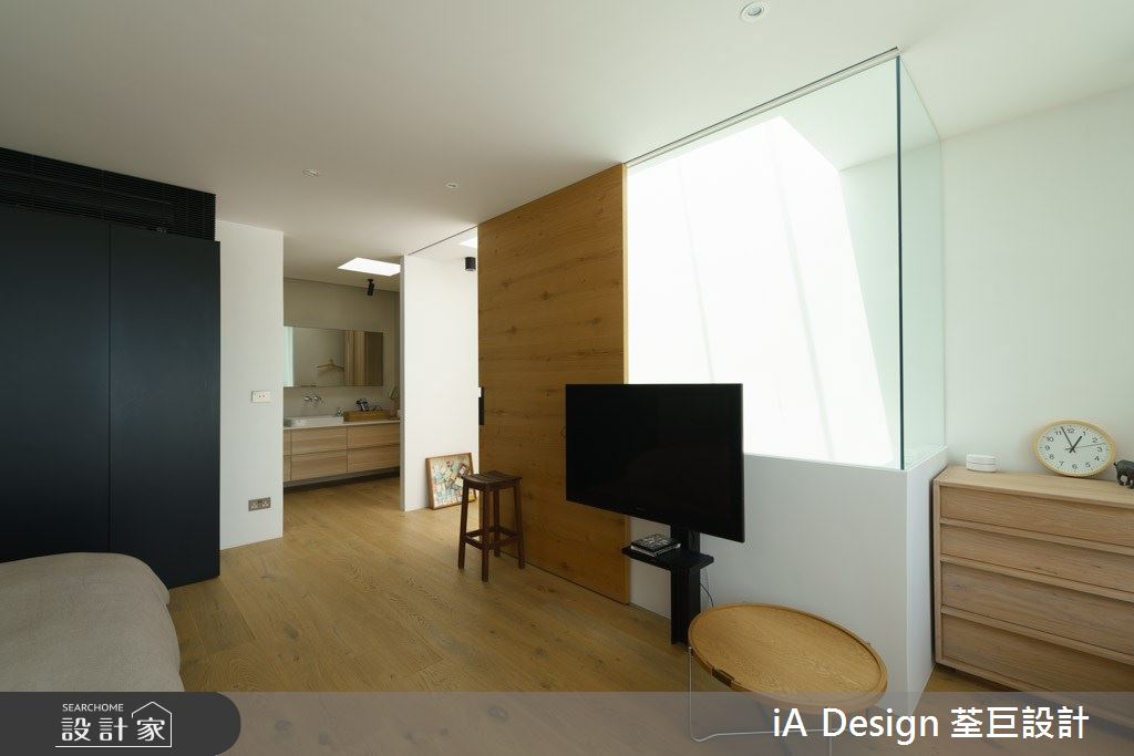 主臥延續 1、2 樓木皮、玻璃等材質，使空間具有整體性。