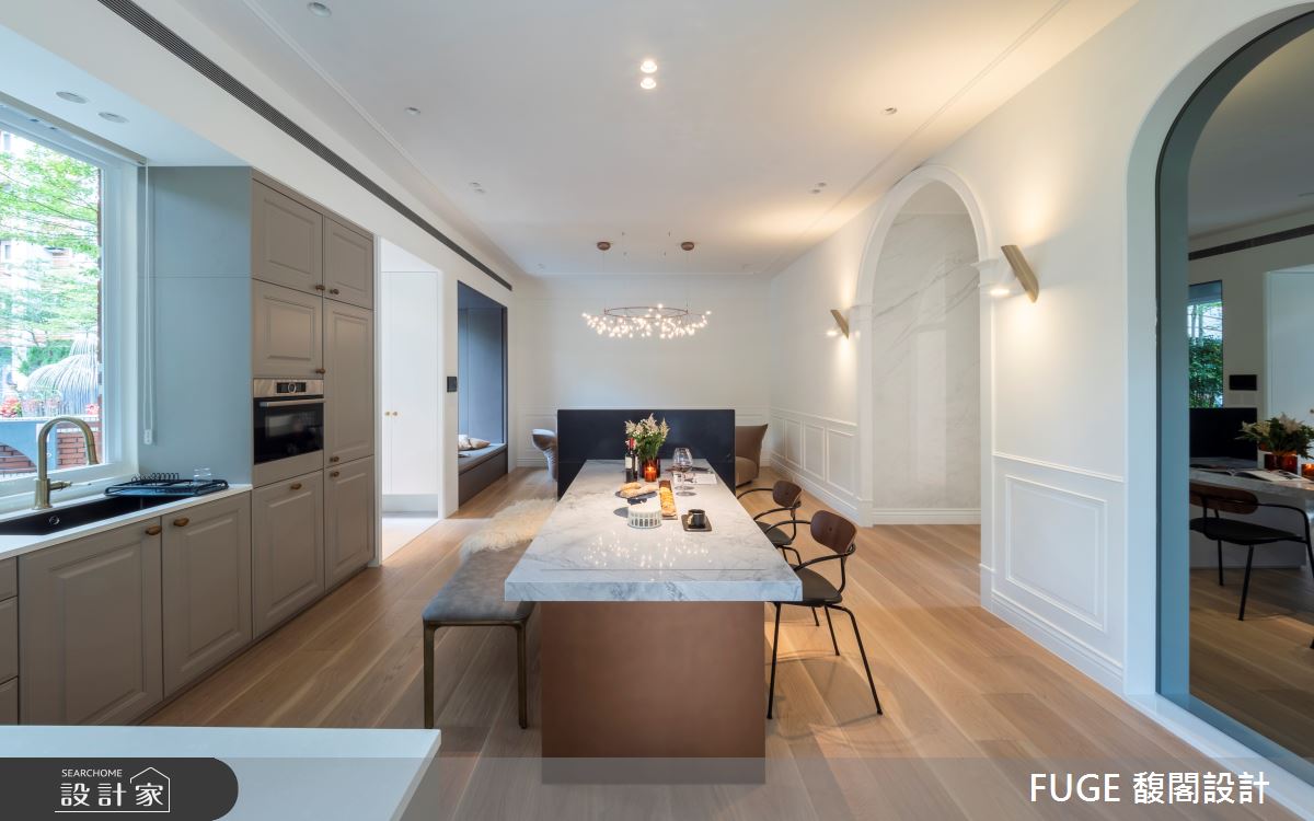 公領域保留近 4 米屋高，體現建築空間優勢。