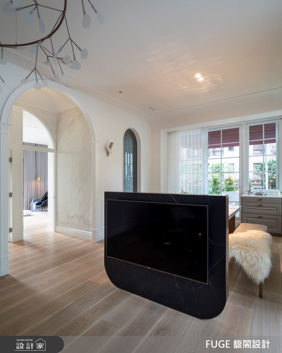 電視牆以半高量體搭配圓弧倒角設計，柔和生活使用感受。