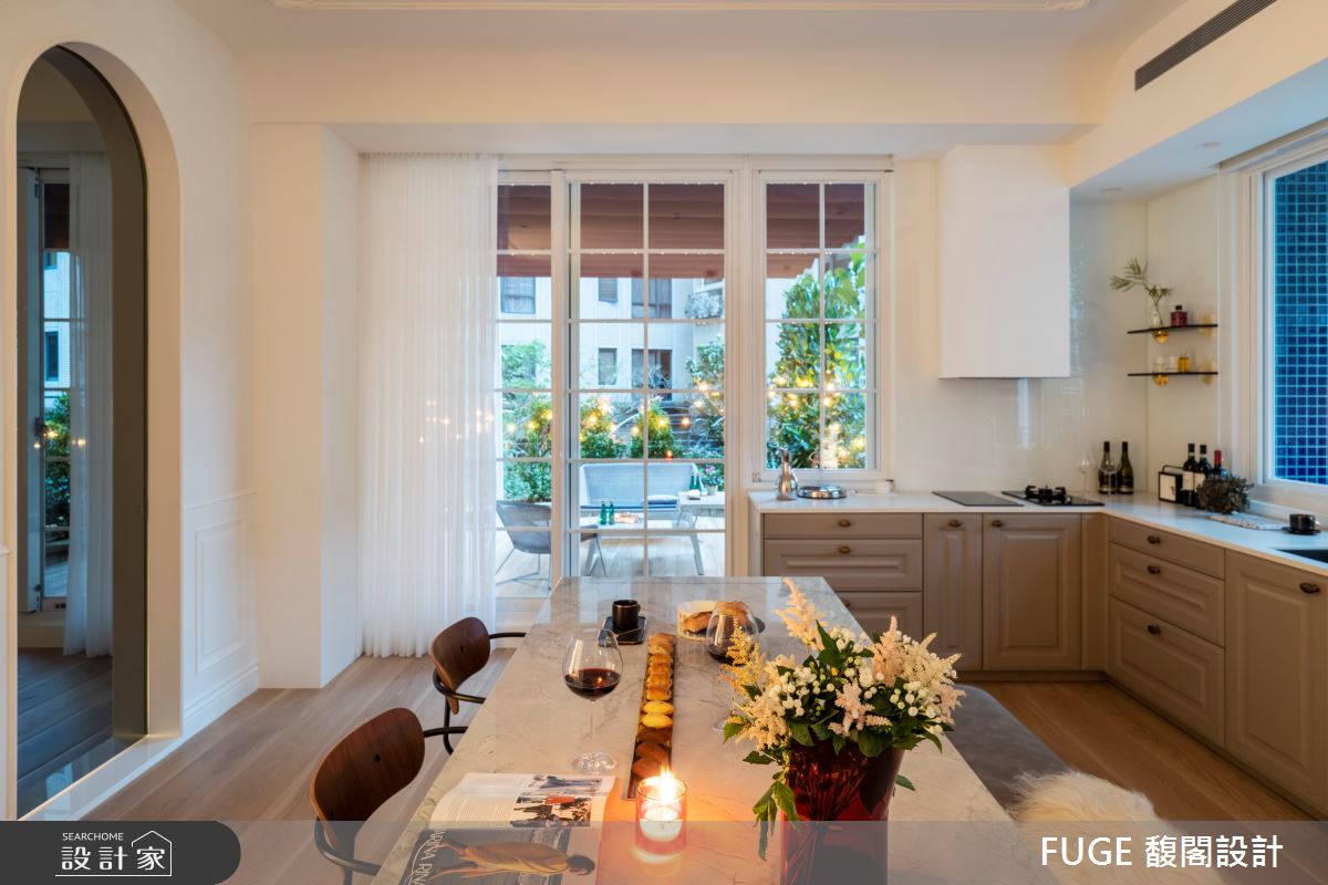 中島吧檯設計，兼具餐桌、工作檯複合機能，滿足屋主需求。