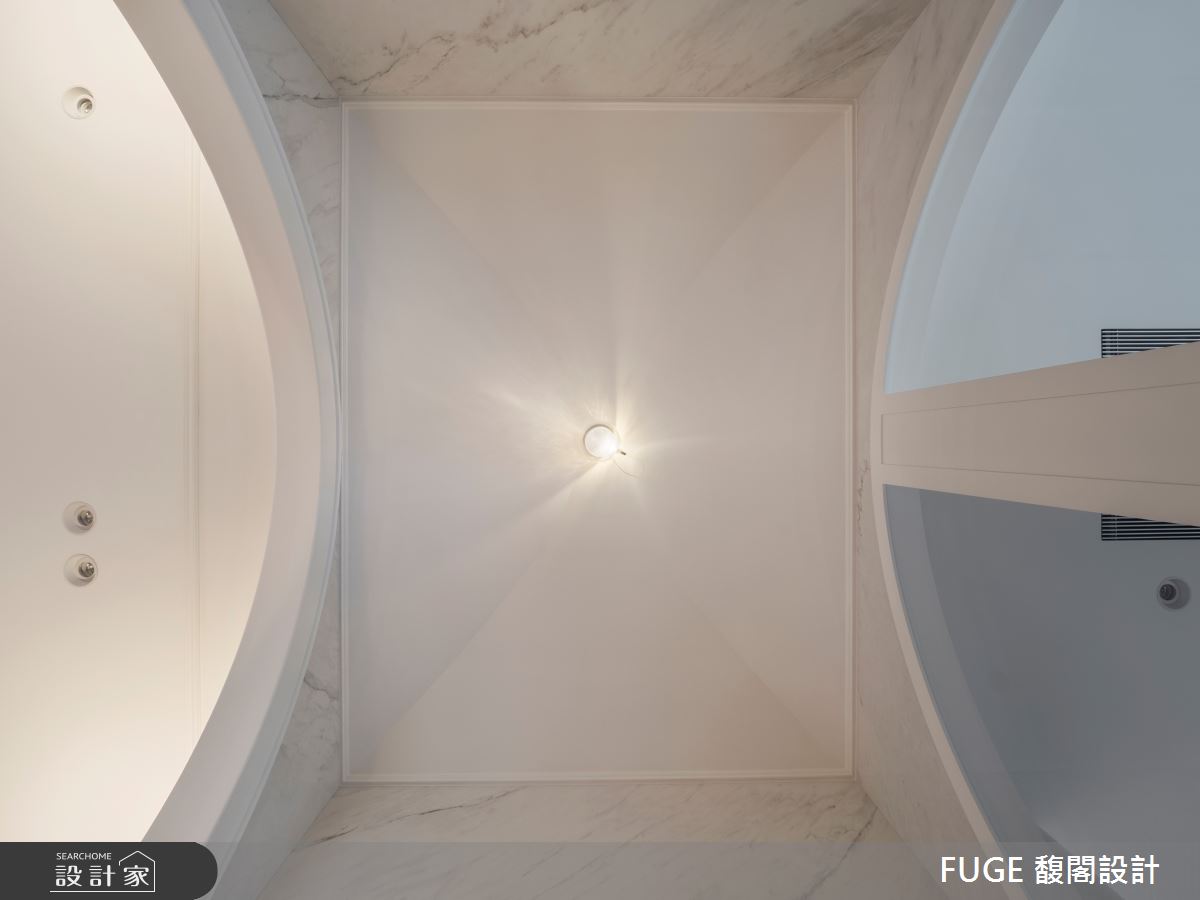 私領域拱型門以大塊石紋薄磚鋪陳，蔓延法式優雅感受。