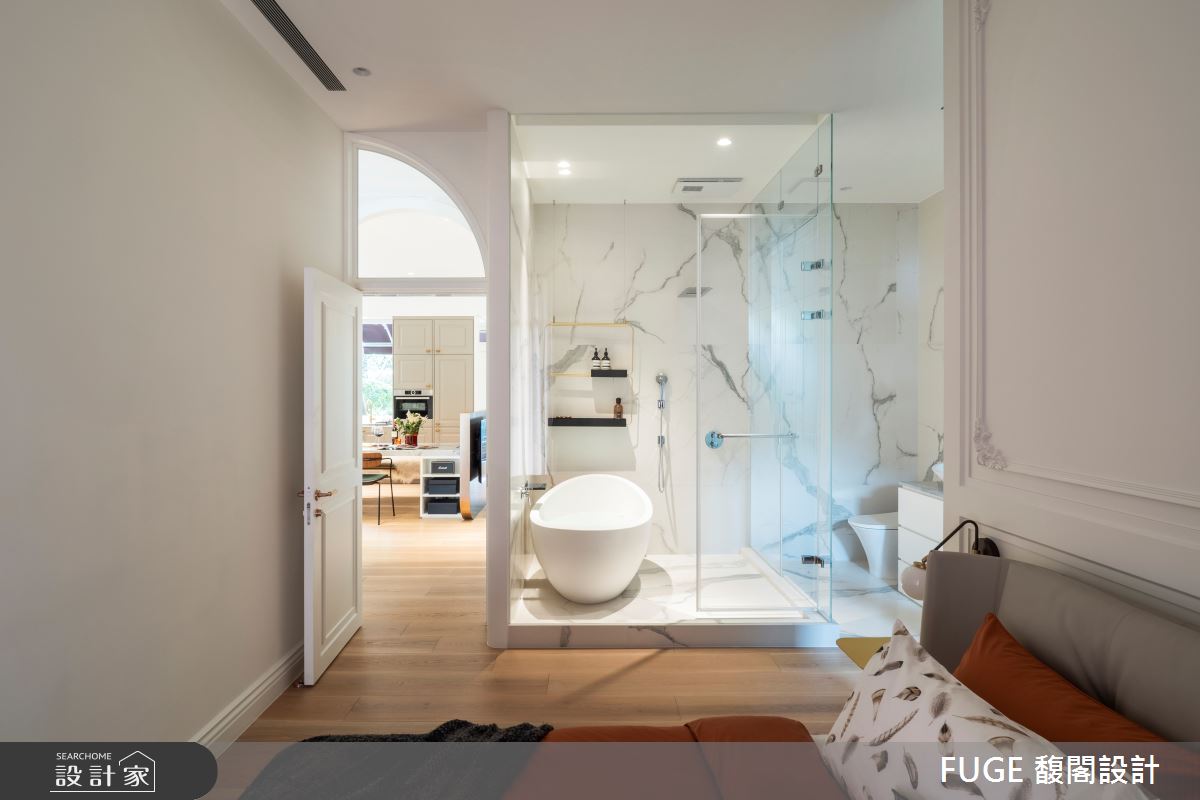 主臥以開放式隔局規劃，透過異材匹配堆砌空間簡約美學。