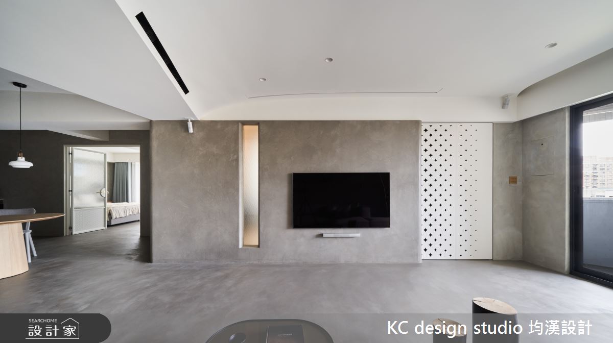 在低彩度的層次搭配中，公領域展現出景深豐富的電影場景。