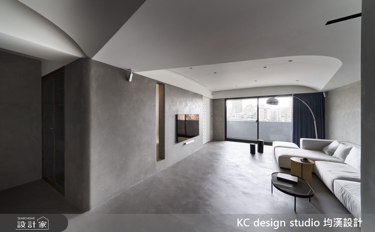 弧型牆面與天花的線條造型，讓冷色調空間增添幾許柔美特質。