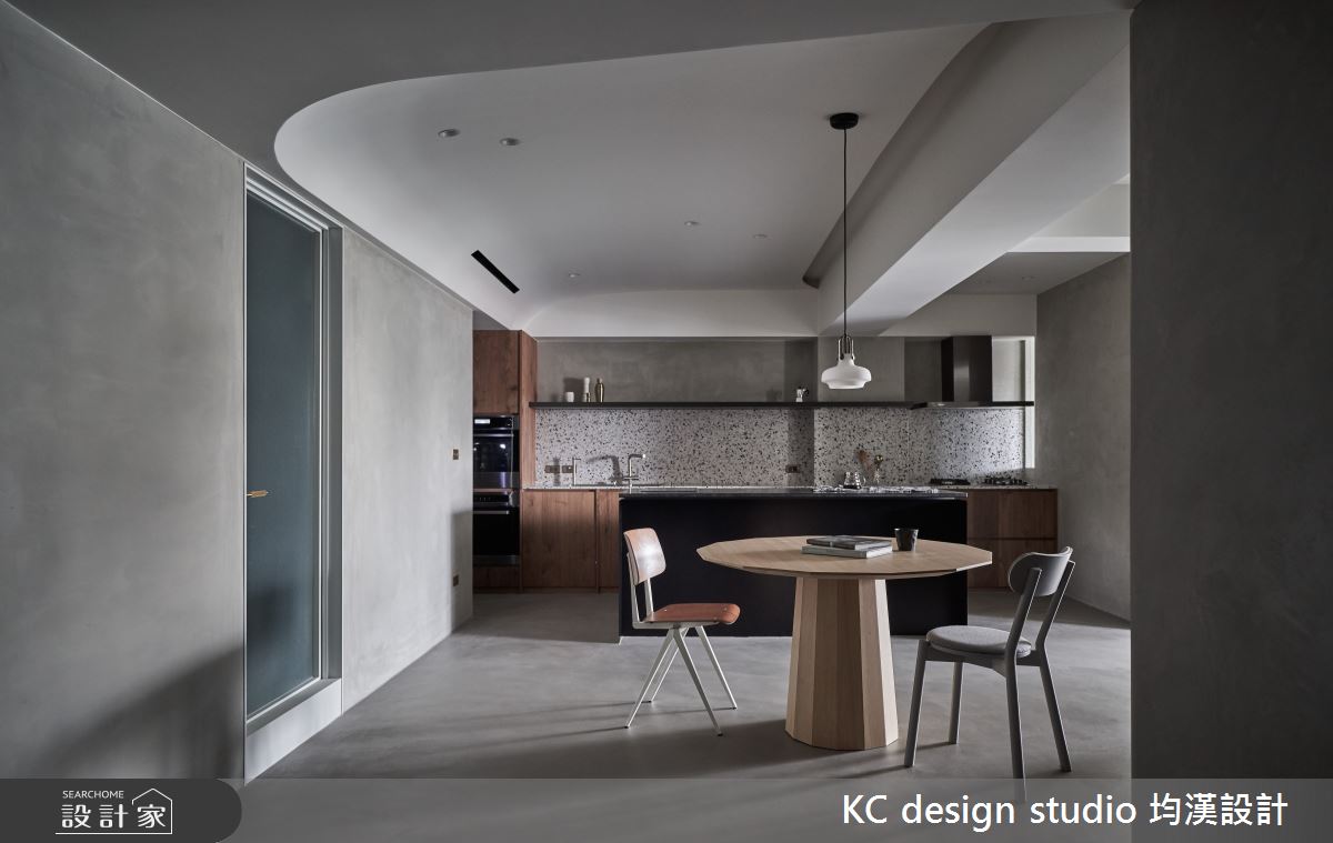 中島結合一字型流理檯走向，展現水平關係的呼應與對稱。