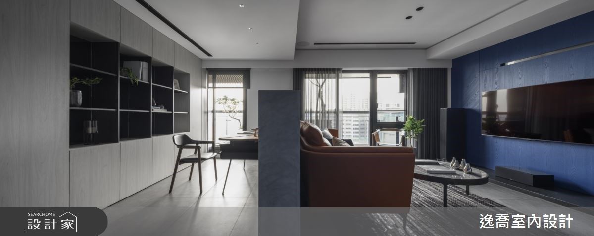 公領域配合採光優勢拿捏經典藍調氛圍，更藉俐落光帶鋪陳細緻體現材質紋理。