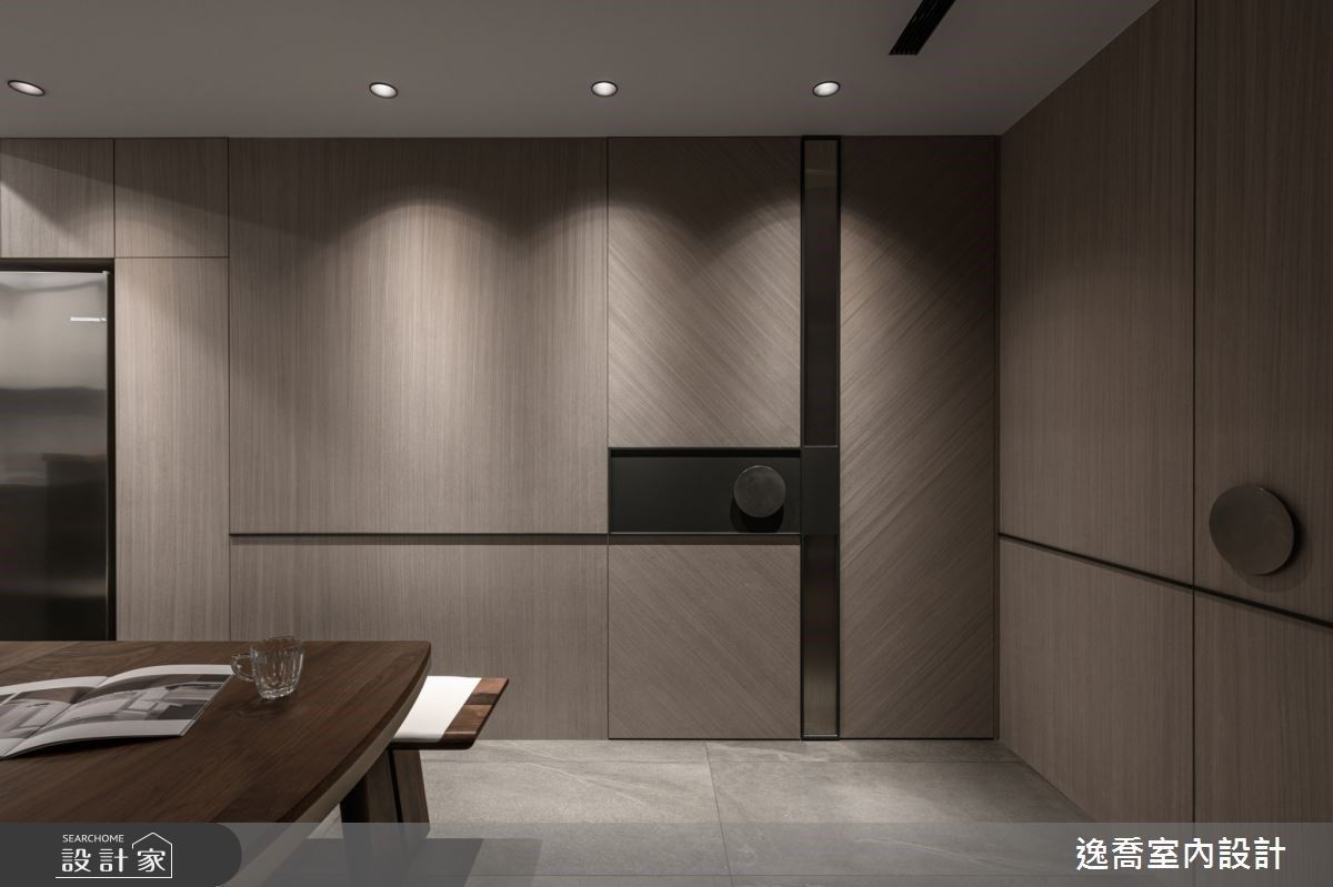 餐廚區以溫潤木質調凝聚用餐氛圍，更精心以不同排列方式，呈現獨有木紋風貌。