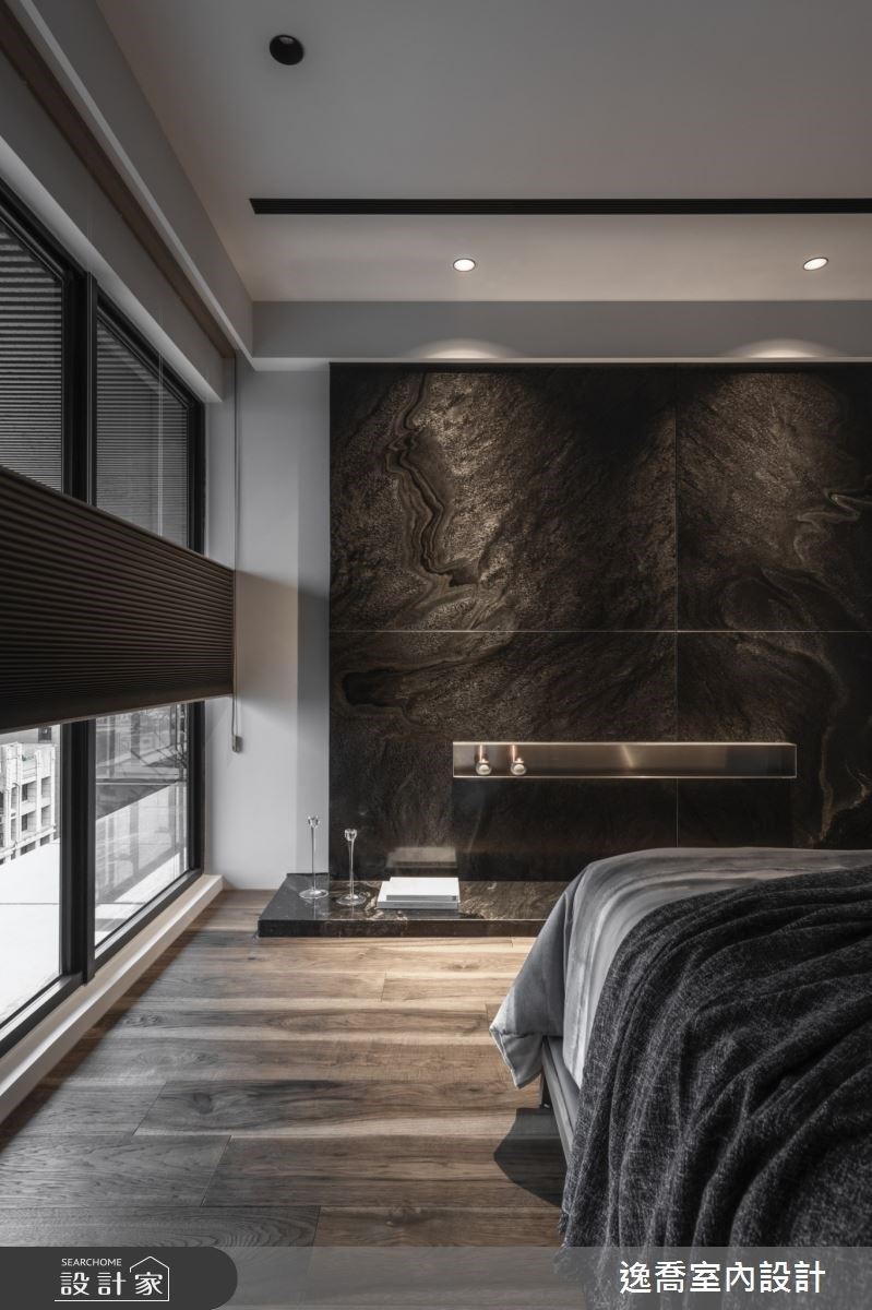 主臥鋪陳大理石牆面，並規劃光影層次，烘托低奢視覺感受。