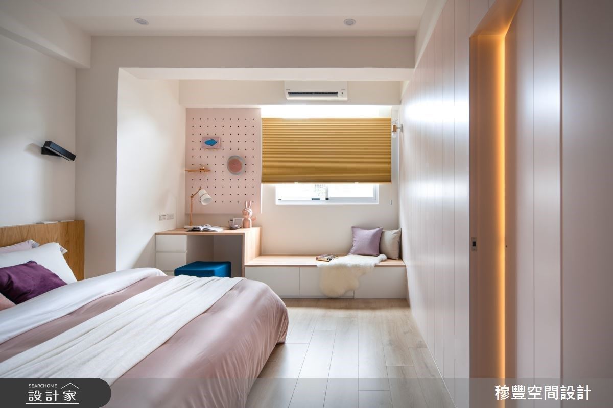 主臥於窗邊規劃陽光臥榻，豐富屋主的生活情調。