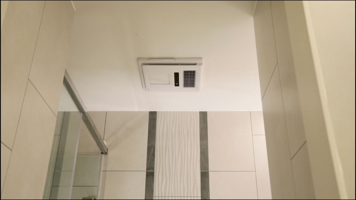 將暖風機安排在淋浴區外，讓使用者淋浴完更換衣物時不會著涼。