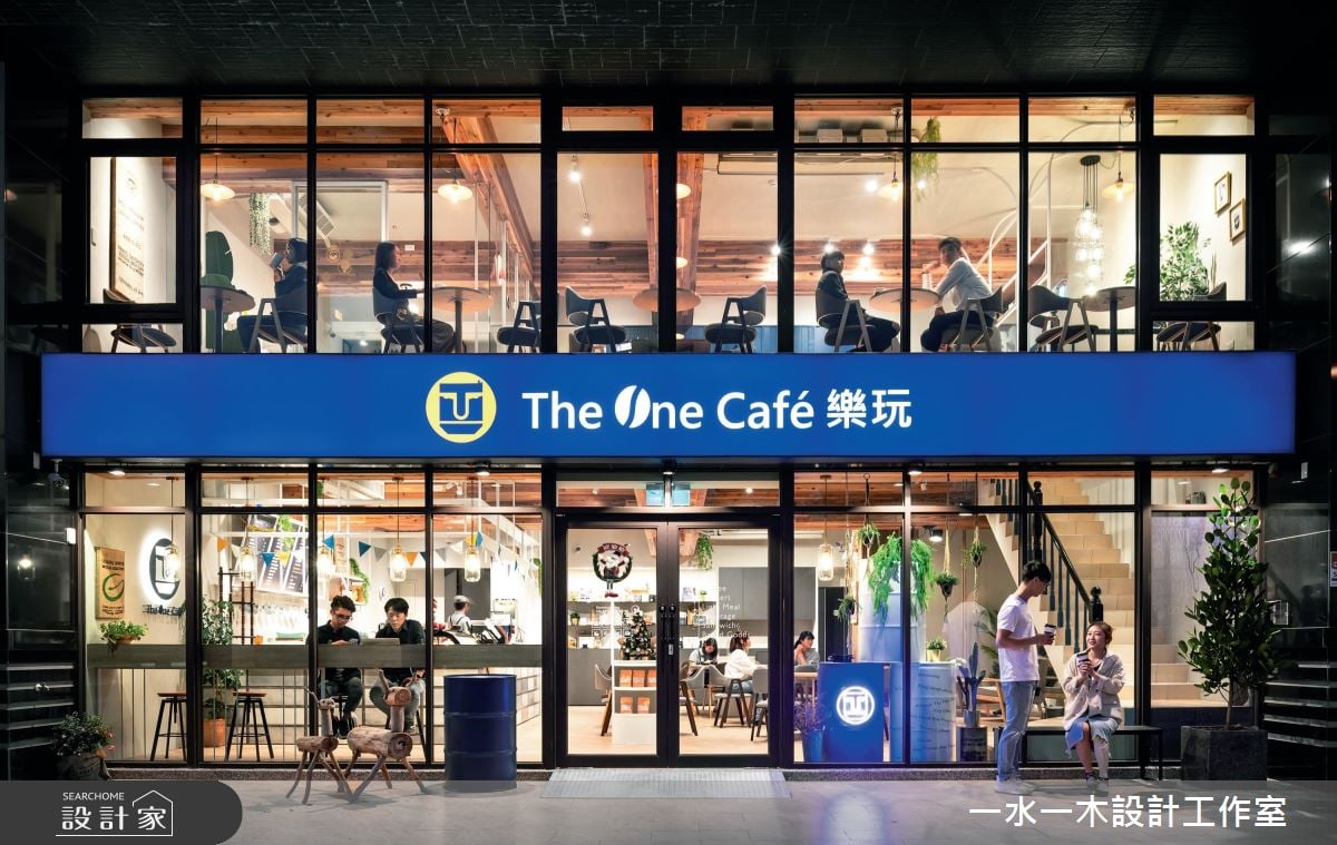 一水一木設計工作室藉由設計建立「The One Café 樂玩」的企業識別，讓色調、元素扣合 Logo，運強化整體視覺印象也帶出咖啡空間的美好。