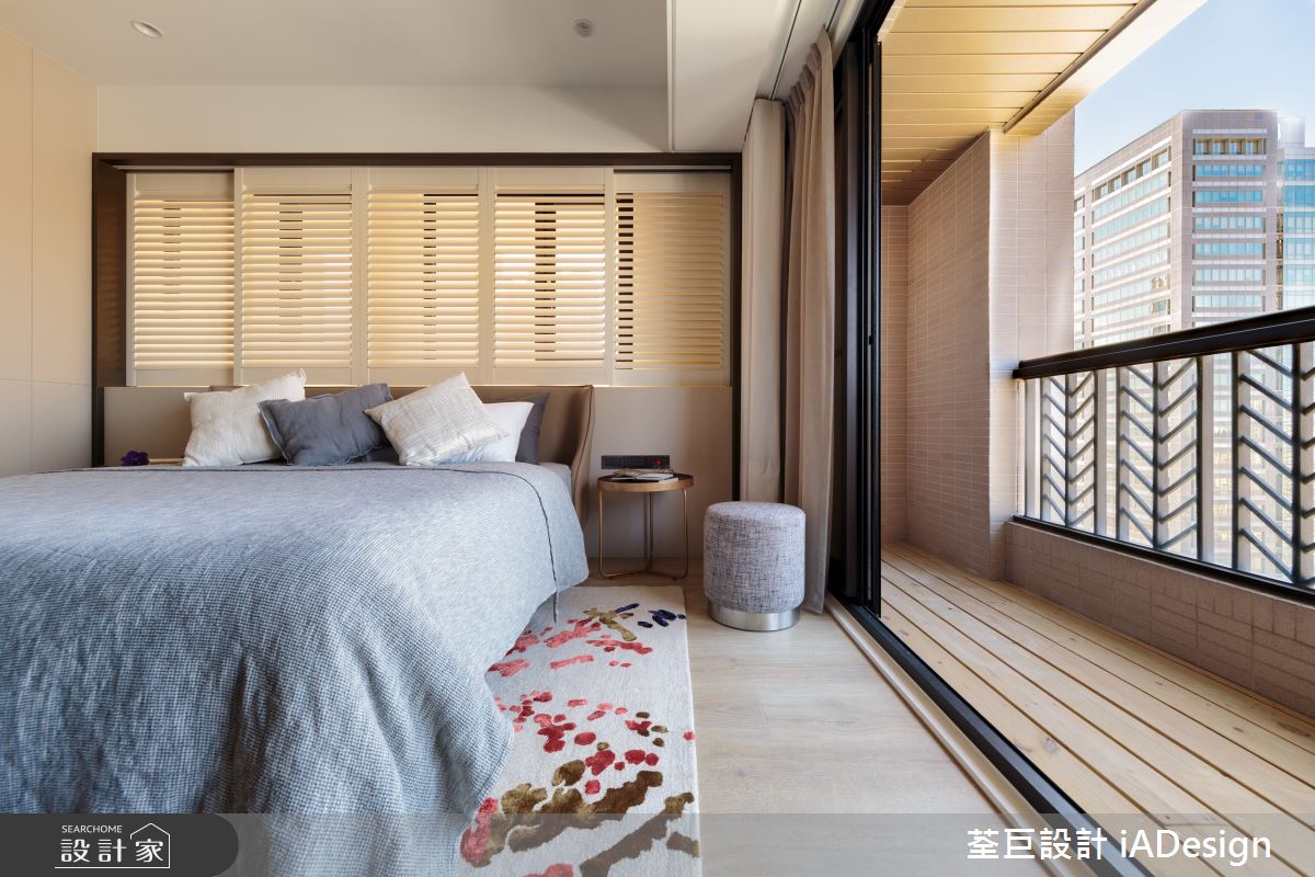 主臥床頭以百葉窗調節光源，營造令人身心放鬆的休憩場所。