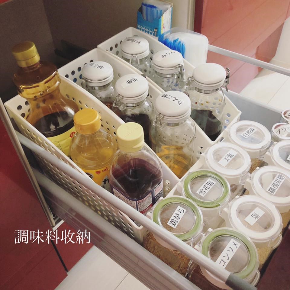 調味料裝瓶貼上標籤,一拉開抽屜就能一目了然。 調味料裝瓶貼上標籤,一拉開抽屜就能一目了然。