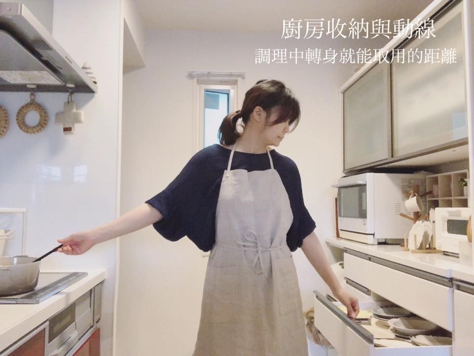 廚房收納的重點原則:調理中轉身就能取用的距離。 廚房收納的重點原則:調理中轉身就能取用的距離。