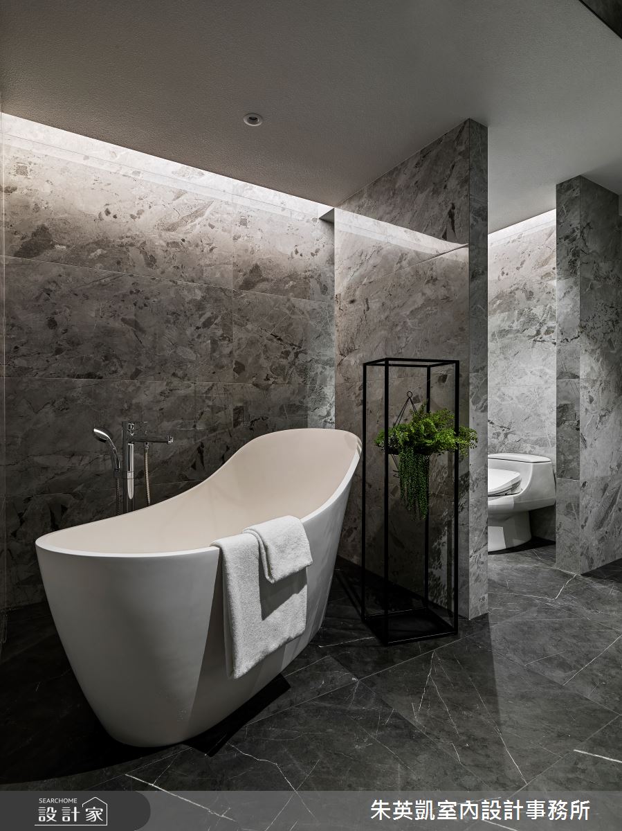 衛浴空間以獨立浴缸與雙洗手檯設計，打造精品飯店般的生活享受。