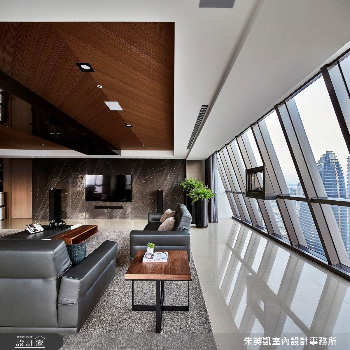 客廳天花板與電視牆利用自然材質串聯戶外景觀，使空間感更加開闊大器。