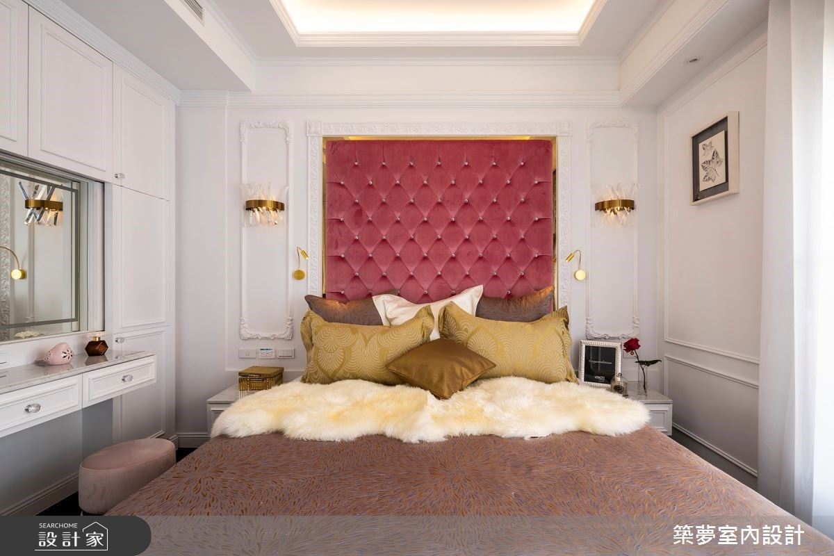 主臥床頭背牆以粉色調潤飾女屋主溫柔個性，並精心安排梳妝區，體貼女主人照看使用。