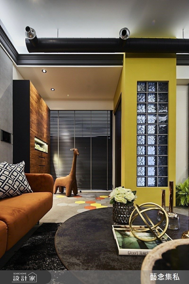 玄關加入黃、橘跳色，提升居家溫馨氛圍，更以玻璃磚引光入室。