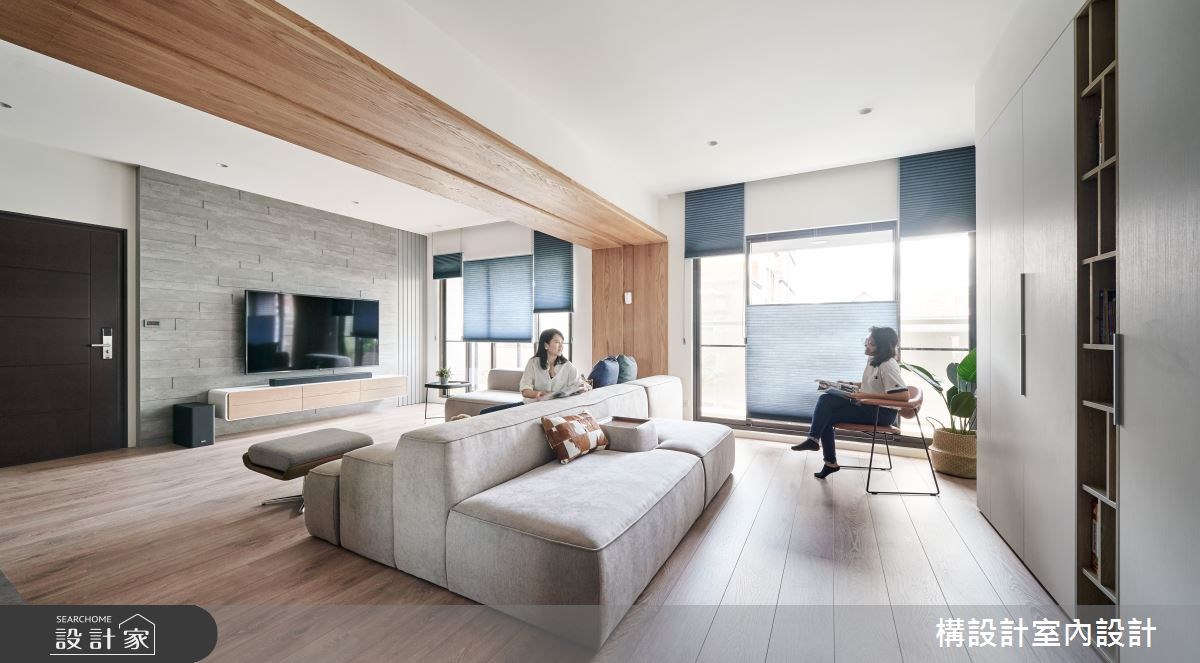 利用木質飾樑的設計呼應開放的空間規劃，雙向使用的大沙發，讓居家生活更具凝聚力與放鬆力。>>看完整圖庫