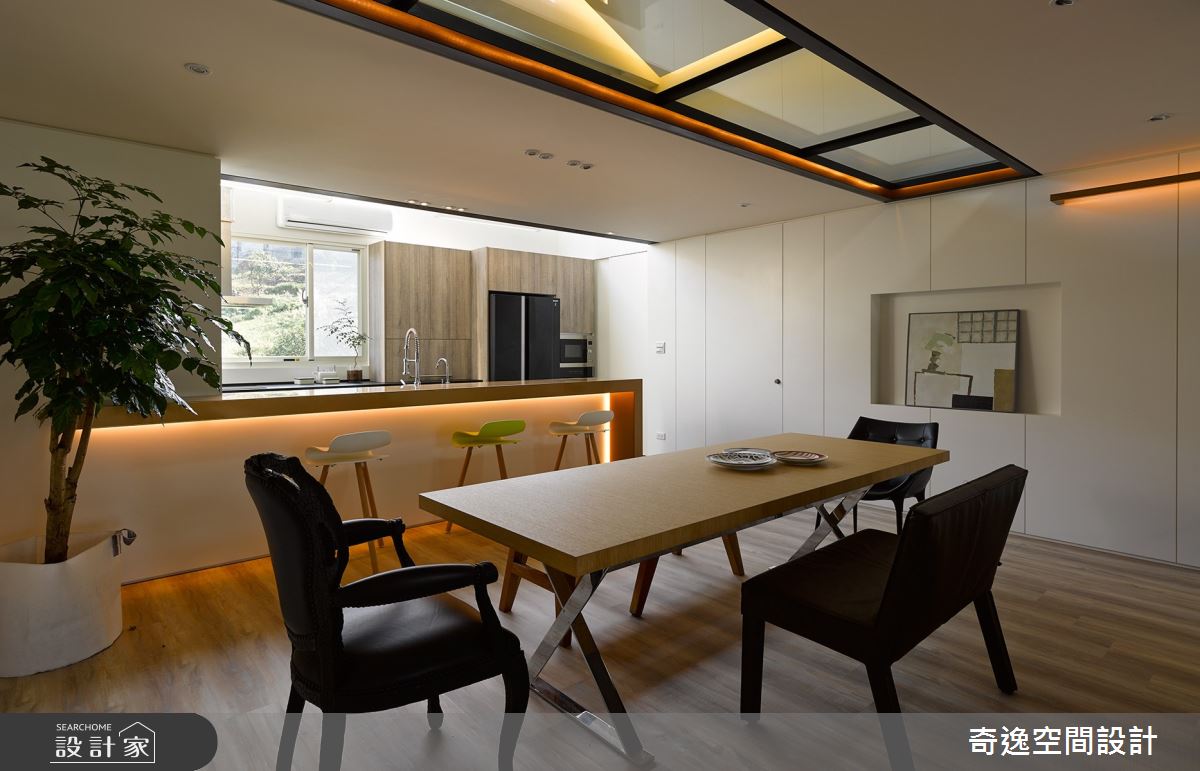 餐區藉由天窗設計，讓光線能恣意灑入室內。