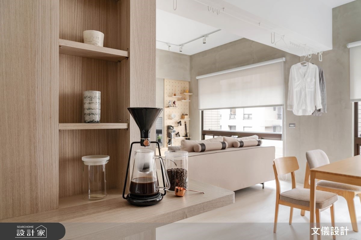 雖然是系統設計，但這類層板加裝在及腰處可以變成簡單的備餐台，小坪數也能擁有一個沖泡咖啡的專屬區域。