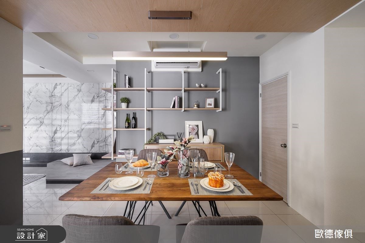 層板加上鐵件打造的牆面收納能輕鬆克服轉角、高度與寬度的限制，用低成本打造高效能的餐廳收納。