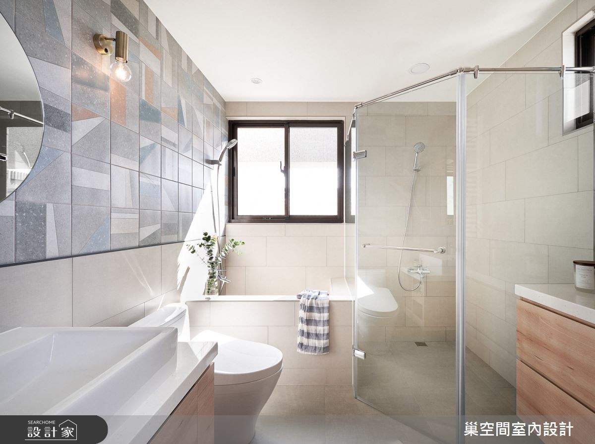 40 坪的新成屋透過無框多角型淋浴門讓不大的浴室能同時擁有淋浴間與泡澡浴缸，斜角設計設定最佳的出入角度，打造最放鬆的沐浴空間給一家三口。