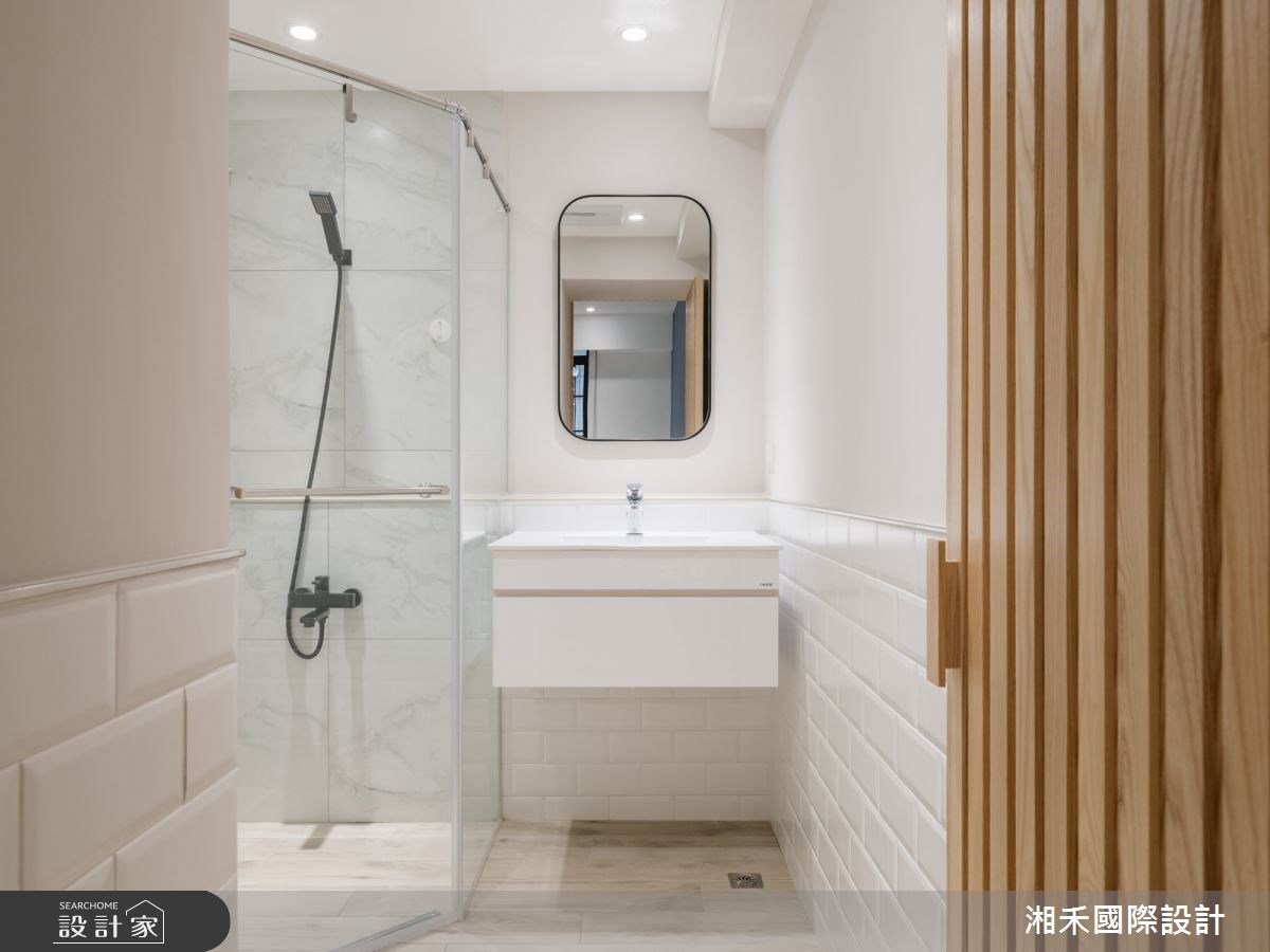 受限於 26 坪的空間，主臥內的浴室地坪有限加上凸出的結構柱更限縮空間，透過多角型淋浴門能突破地平限制規劃出乾濕分離浴室。