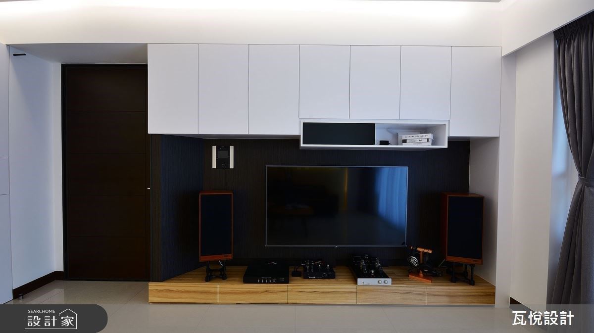 電視牆依據屋主收藏的音響設備，規劃專屬擺設空間。