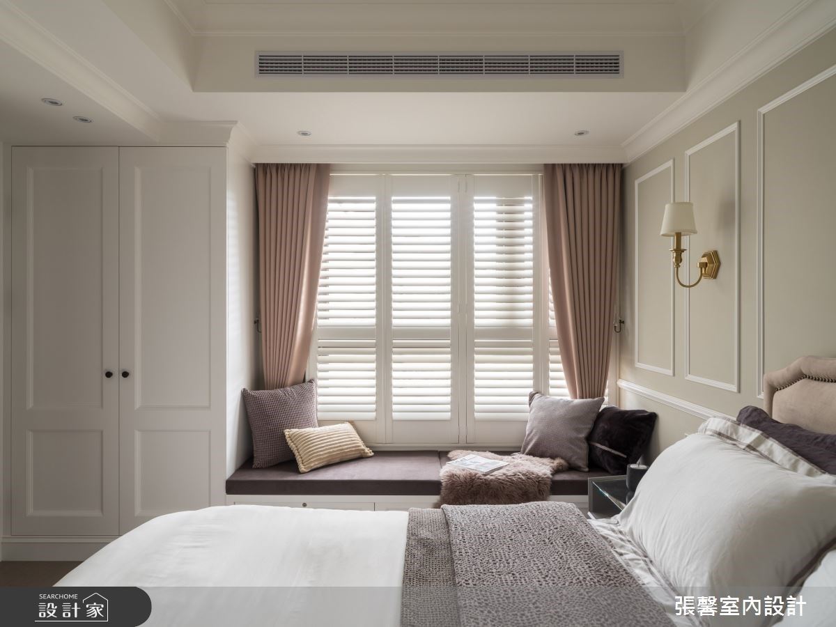 臥室以淡雅秋香色鋪陳，營造舒適安心的睡眠空間。