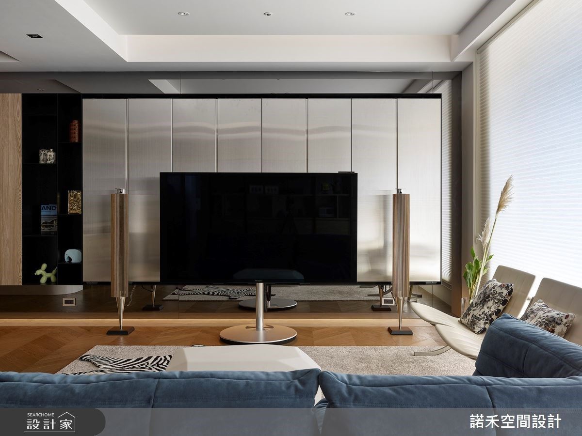 客廳電視牆以金屬不鏽鋼質感完美搭配屋主心愛的進口電視。