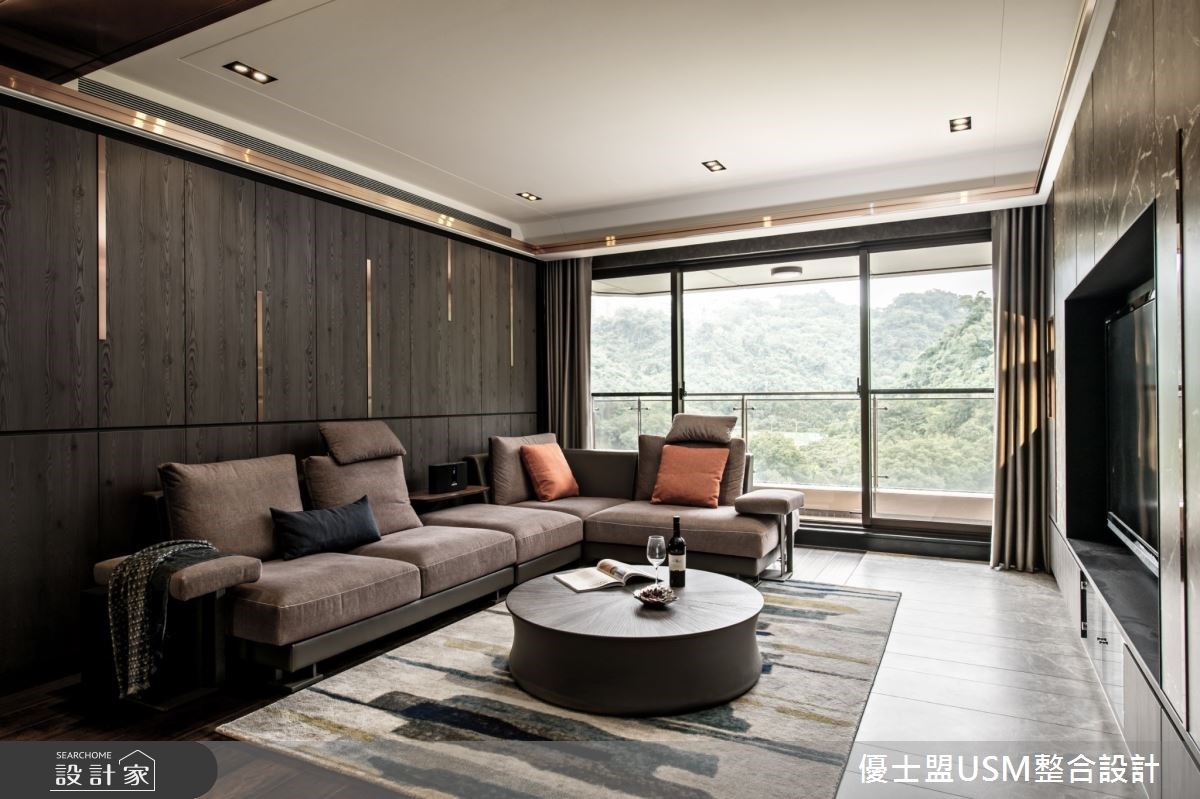 客廳在鍍鈦、石紋材質搭襯中，締造低調卻耀眼迷人的精品氛圍。
