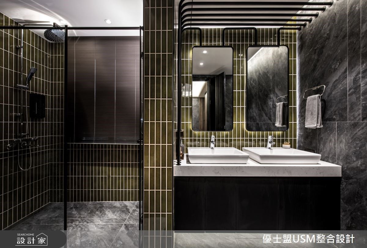 主浴壁面採用拼貼復古綠磁磚，搭配鐵件，描摹神祕低調的華麗衛浴享受。